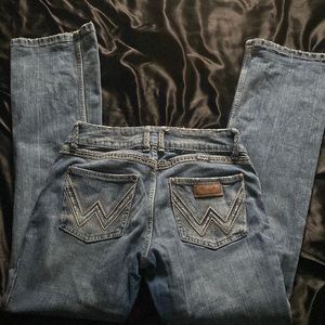 PreOwned Womens size 5 Wranglers. Like New